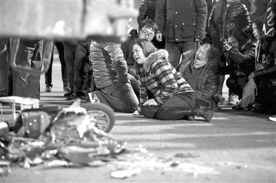 事发现场，家属悲痛欲绝。