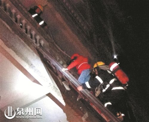 消防官兵救下受困人员
