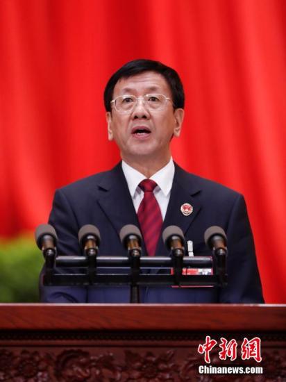 3月13日，十二届全国人大四次会议在北京人民大会堂举行第三次全体会议。最高人民检察院检察长曹建明作最高人民检察院工作报告。中新社记者 刘震 摄