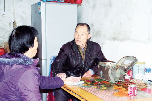 周号召正在给陈秀林大娘看病