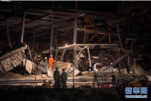 　3月16日，消防官兵在事故现场救援。新华社记者 胡超 摄