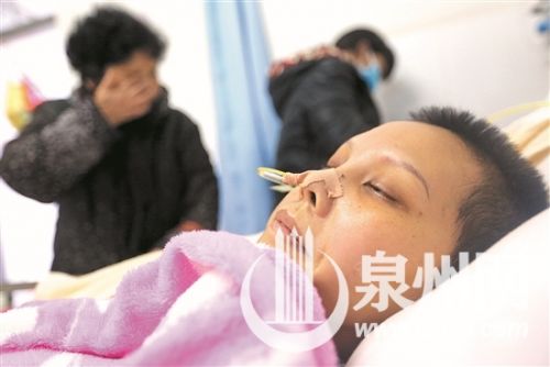 老母亲含泪呼唤女儿快点醒来