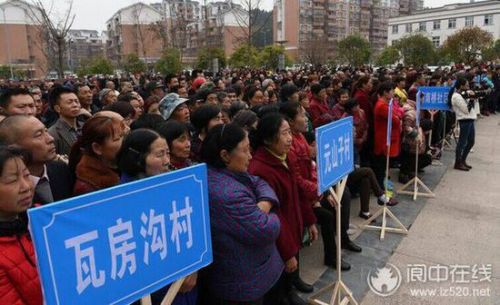 四川阆中8名讨薪民工被公开审判 曾围堵景区