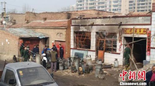 17日上午，相关部门正在对事故现场进行勘察。 张林虎 摄