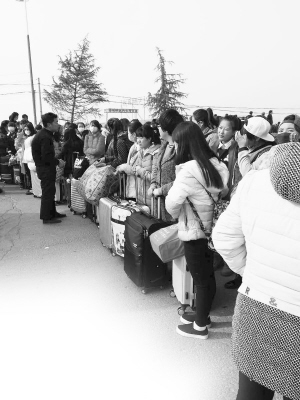 学生徘徊在周口市街头