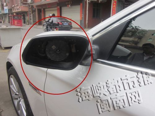 小车后视镜被撬（警方供图）