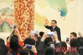2016全国两会李克强记者会结束 记者大喊：总理加油!