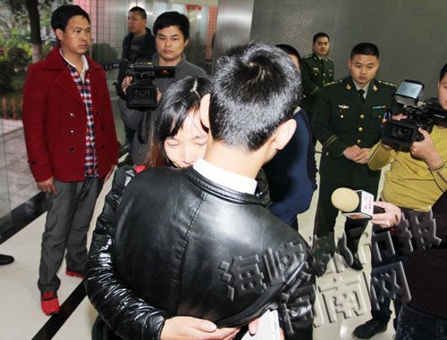 萍妈抱着阿小久久不愿放开
