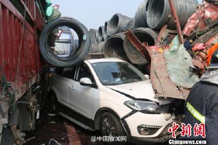 沪渝高速武穴段追尾事故现场