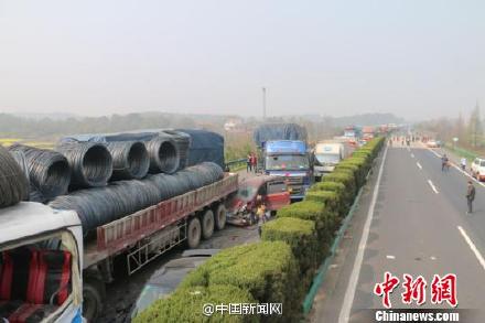 沪渝高速武穴段追尾事故现场