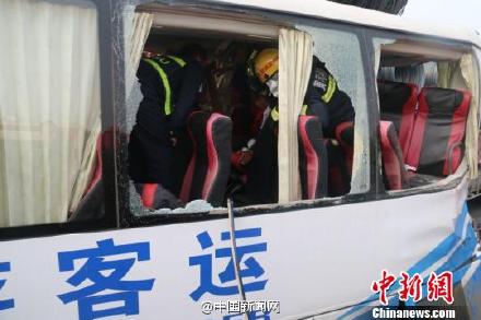 沪渝高速武穴段追尾事故现场