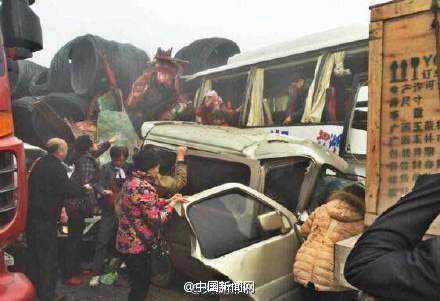 沪渝高速武穴段追尾事故现场