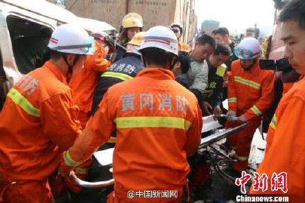 沪渝高速武穴段追尾事故现场