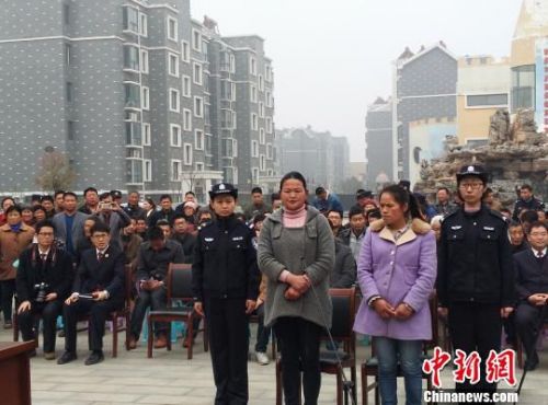 江苏泗阳一6座黑校车塞进28名幼儿幼儿园园长及司机被判刑