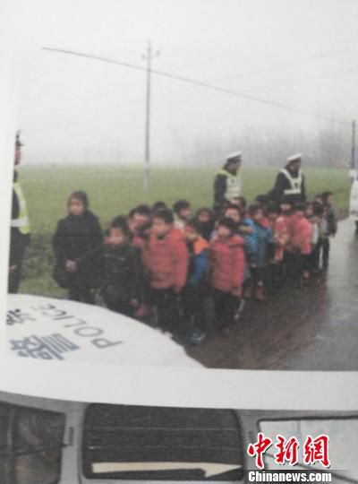 江苏泗阳一6座黑校车塞进28名幼儿 幼儿园园长及司机被判刑