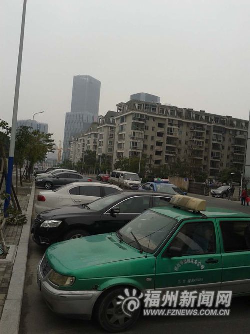 双下路上许多车辆违章横停。