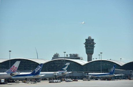 截至19日傍晚6时，有13班原定飞往澳门的航班改飞香港。香港《星岛日报》网站