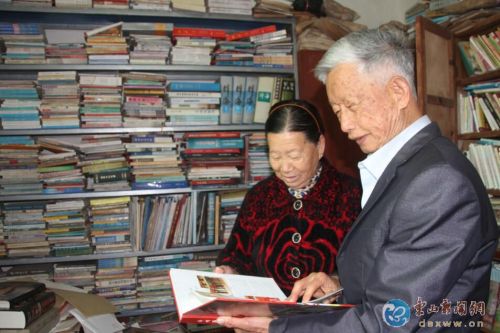 孙英龙为老伴谢素凤讲解刚出版的《漳州孙氏族谱》