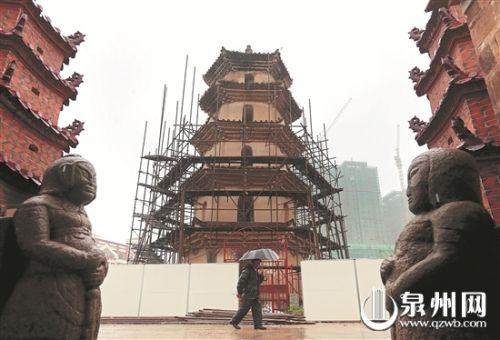 白塔开始维修，脚手架按照要求没有触及塔身