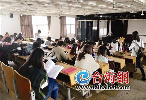 大学防逃课 集美大学英语课堂教宋仲基撩妹技