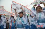 成都数十孩童穿汉服放风筝迎“春分”现场高清组图