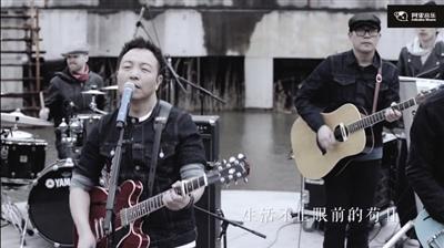3月18日，《生活不止眼前的苟且》MV上线。图片来源：新京报