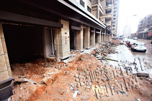 墙打掉了，地板还向下挖了八九十厘米，楼上业主担心楼体有危险