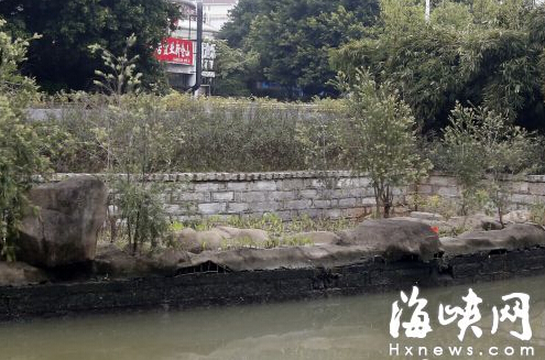 榕城广场河边的人造石已经破损不堪
