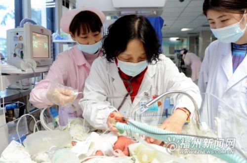 在ICU工作的严争医生。