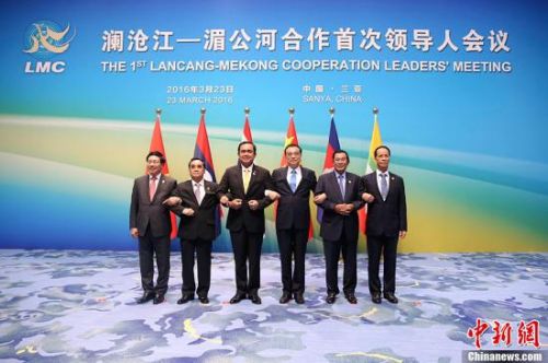 3月23日上午，中国国务院总理李克强在海南三亚国际会议中心主持澜沧江—湄公河合作首次领导人会议，同与会国家领导人围绕“同饮一江水，命运紧相连”的会议主题，共商澜湄合作发展大计。图为李克强同与会的泰国、柬埔寨、老挝、缅甸和越南五国领导人留下澜湄合作“全家福”。中新社记者 刘震 摄
