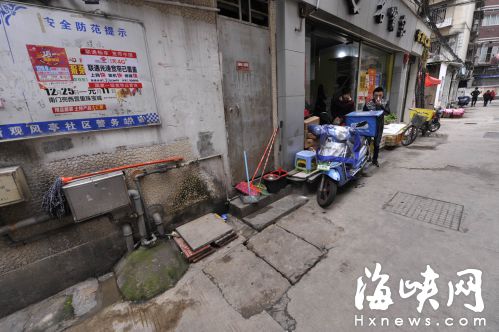 管道虽已封，但是仍有油烟从地下冒出
