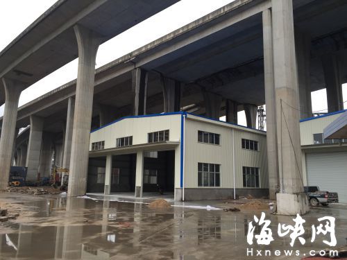 高架桥底冒出四栋厂房，面积达数千平方米