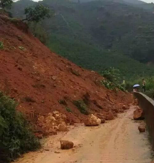 平和往国强的道路，发生山体滑坡