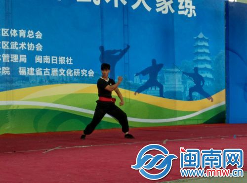 来自台湾云林县的丁元伟展示太祖拳