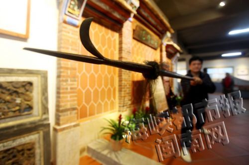胡师傅演示钩镰枪