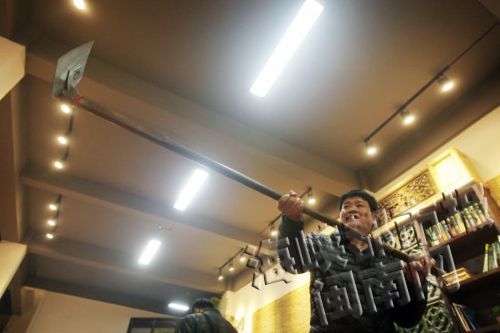 锄头，既是下地的重要工具，遇险时也是重要的武器
