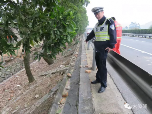 事发路段路边有很多石块