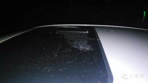 小车的天窗被砸了个大洞