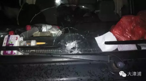 货车的前挡风玻璃被击穿