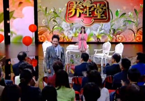 彭丽媛起身向现场观众打招呼（视频截图）