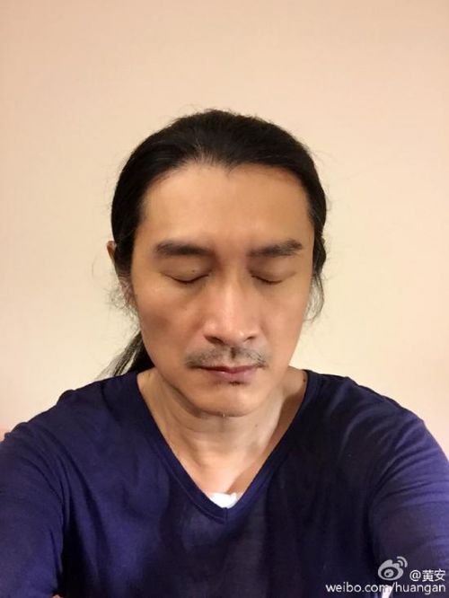 黄安住院7天后晒闭眼自拍报平安:天薄我福(图)