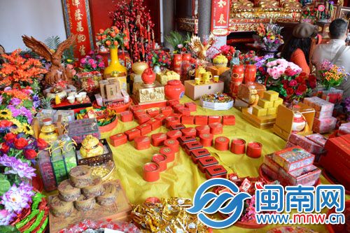 案桌上摆满了茶农们敬奉的茶礼