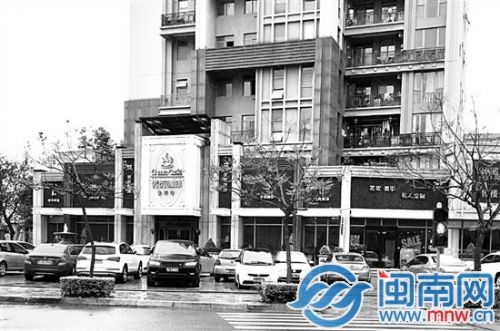 咖啡店店员称，当时家长带着小孩进来求助，顾客帮忙报了警