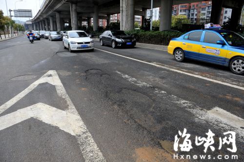 三环辅道沥青路坑坑洼洼