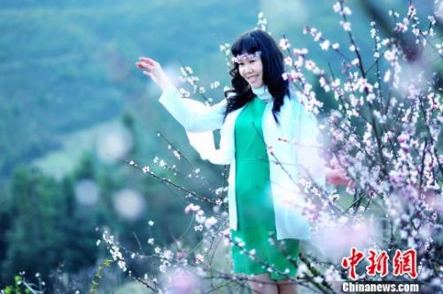 一名游客在福州闽侯县大湖乡千亩桃园留影。　何启钧　摄