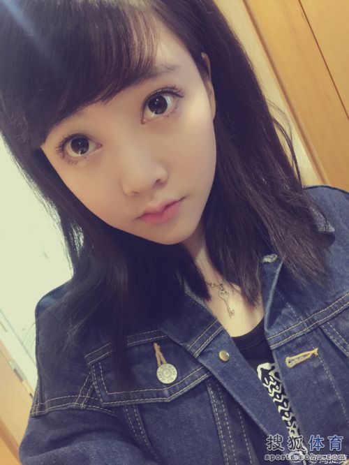 LOL游戏女主播冯提莫自黑身高1.5米 网友:穿鞋