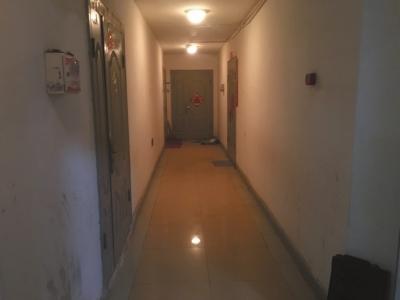 老人被儿子接走后空旷的楼道。京华时报记者谭青摄
