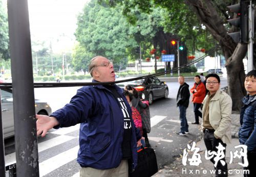 洋大叔马瑞楠发现线缆坠下来，很危险