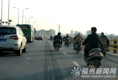 大量電動車開上金山大橋機動車道。