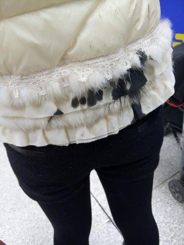 女子逛超市疑遭人喷机油。
